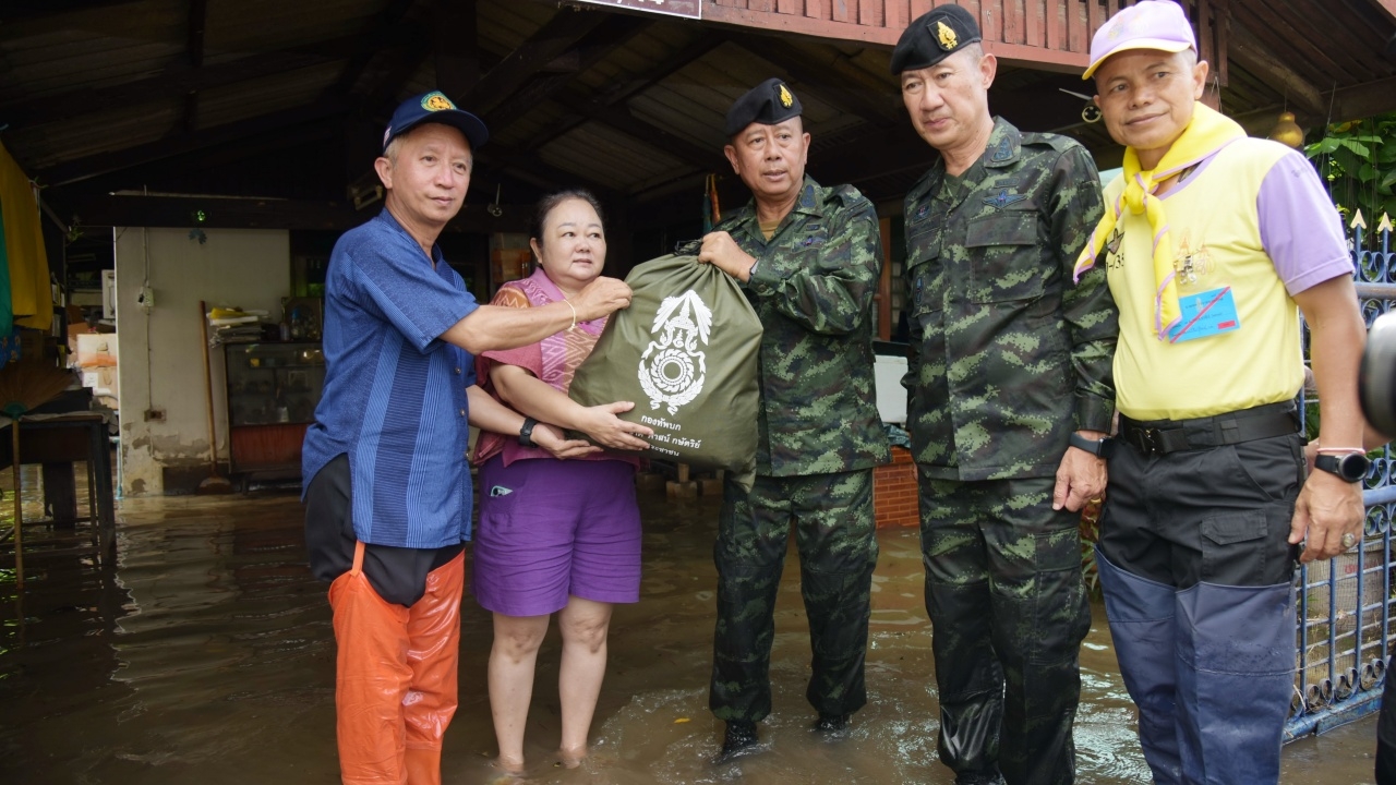"บิ๊กดุล" ลุยไม่หยุด ลงแจกถุงยังชีพ ระดมสูบน้ำ ช่วยน้ำท่วมชาวหัวทะเล