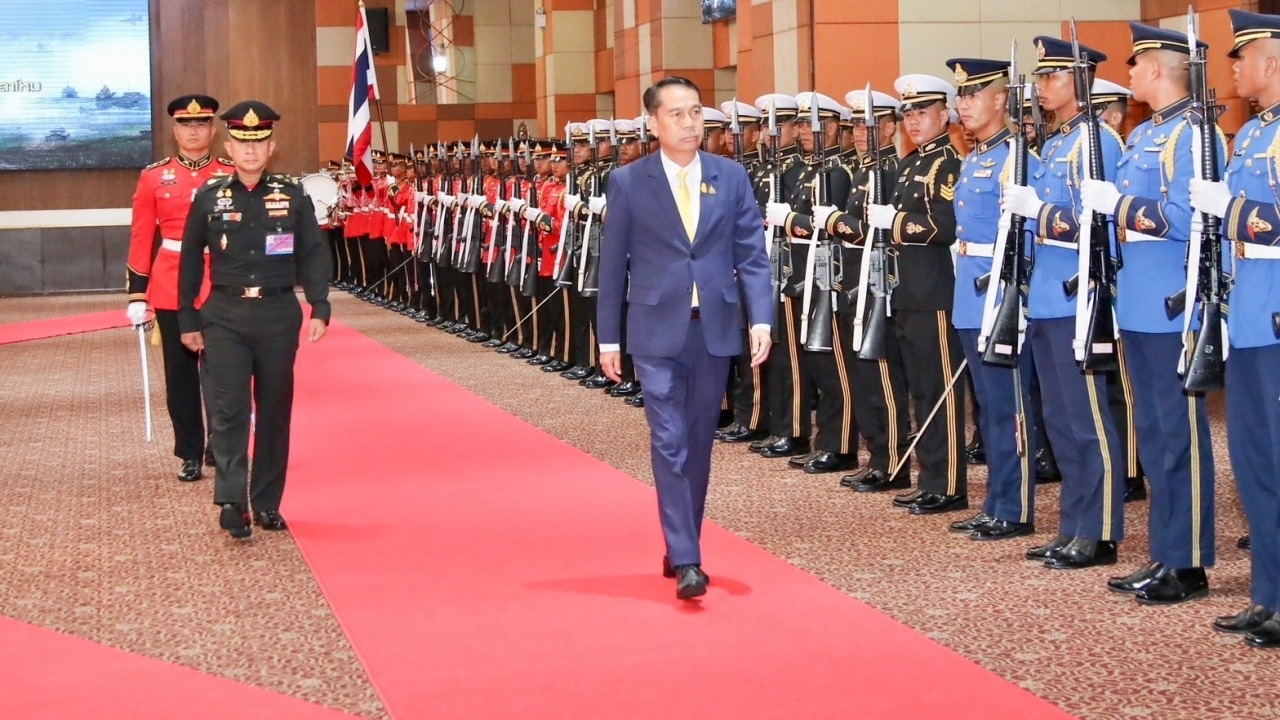 "สุทิน" ตรวจเยี่ยม บก.ทท. "บิ๊กอ๊อบ" จัดเต็มนำสวนสนาม บรรยายสรุปภารกิจ