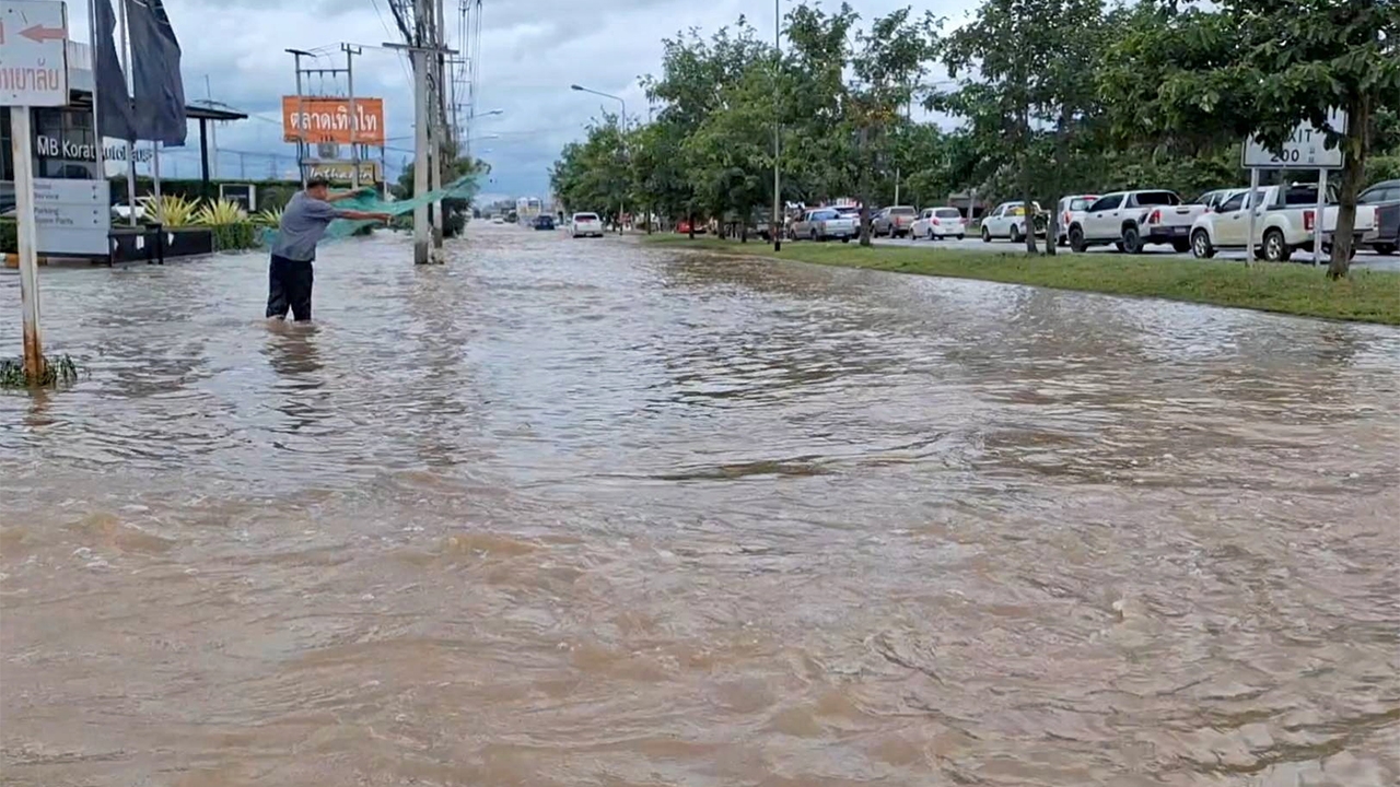 รพ.อภัยภูเบศรเร่งสูบนํ้าออก ฝนถล่มโคราช ถนนมิตรภาพท่วมหนักครึ่งเมตร