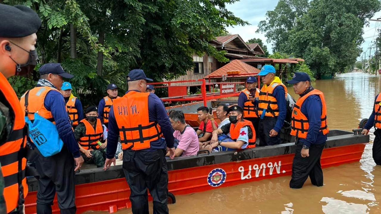 ปภ. อัปเดต "น้ำท่วม" ในพื้นที่ 11 จังหวัด เจ้าหน้าที่เร่งช่วยเหลือประชาชน