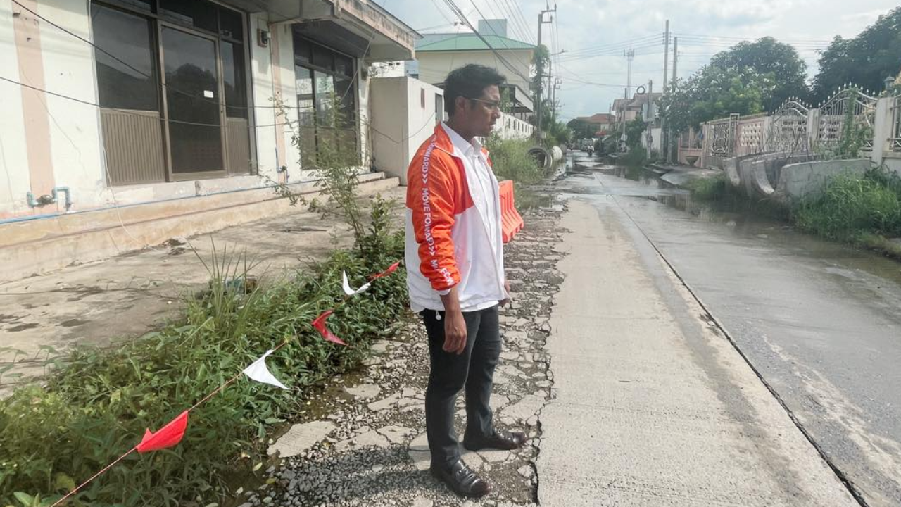 "ปูอัด" ไชยามพวาน สวมเสื้อพรรคก้าวไกล ลงพื้นที่ สำรวจปัญหาน้ำท่วม  