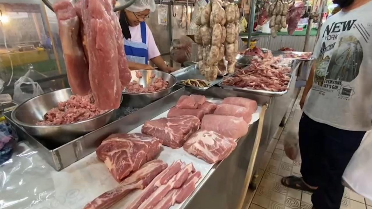 เขียงหมูตลาดหัวรถไฟ โคราช จ่อปรับขึ้นราคาหลังวันพระ พ่อค้าแม่ค้าอ้างรับมาแพง