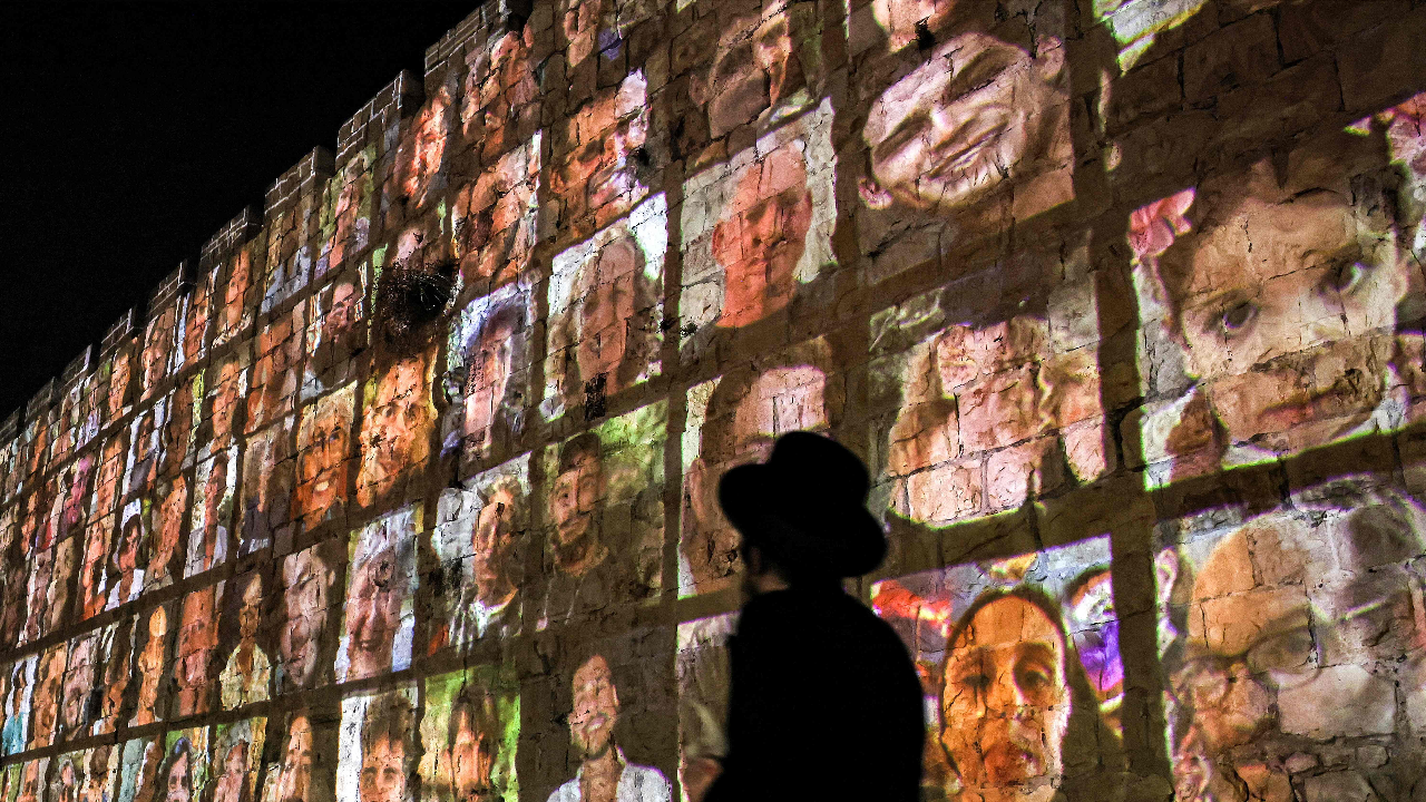 อิสราเอลฉายภาพใบหน้าตัวประกัน 240 คน ขึ้นกำแพงเมืองเก่านครเยรูซาเล็ม