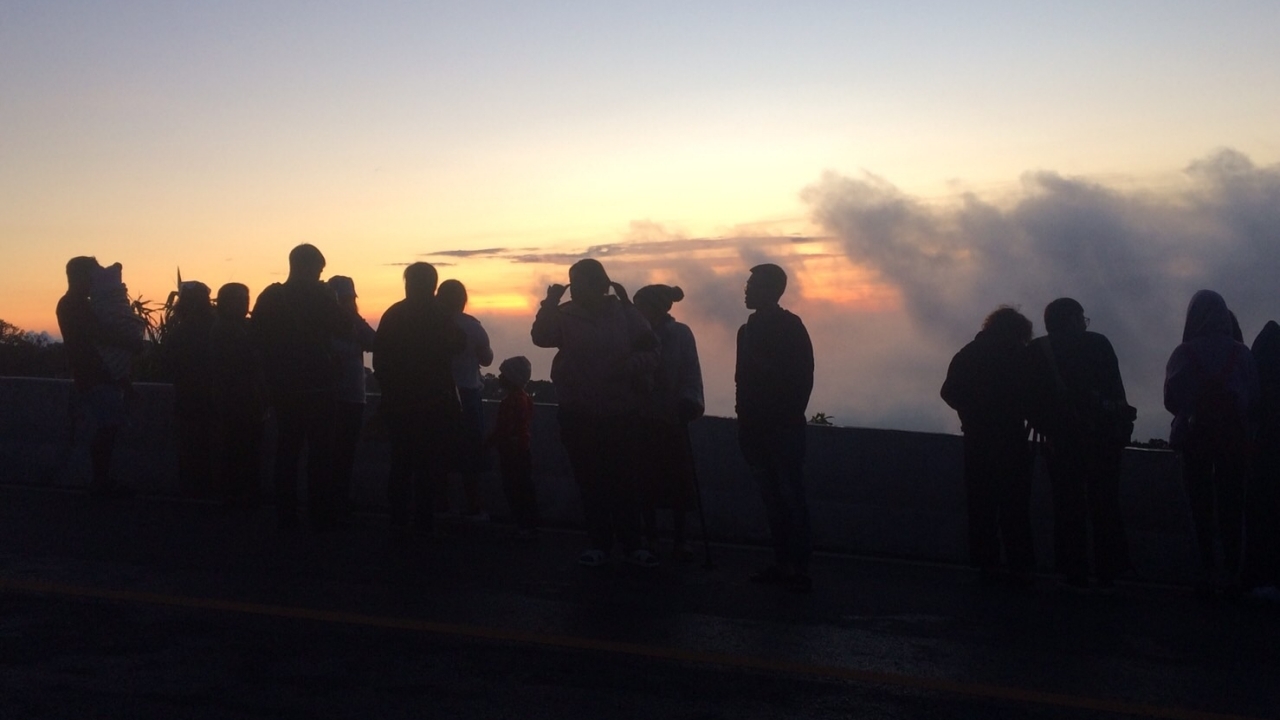 ดอยอินทนนท์ อุณหภูมิลดฮวบเหลือ 8 องศาฯ นักท่องเที่ยวแห่สัมผัสอากาศหนาว