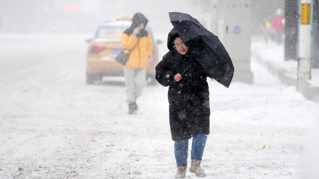 คลื่นความเย็นมาเยือน อากาศหนาว หิมะตกทั่วภาค ตอ.เฉียงเหนือของจีน