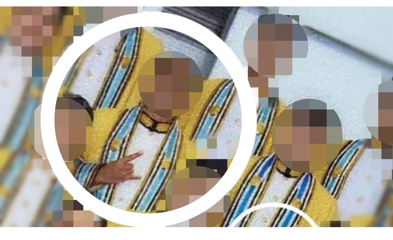 เพื่อนบัณฑิตแจงดราม่า "ชูมือ" ถ่ายรูปหมู่รับปริญญา ขอโทษพร้อมจำเป็นบทเรียน