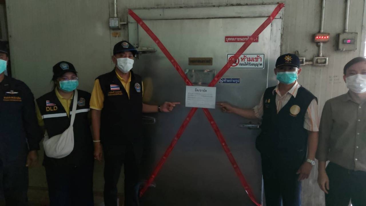 ปศุสัตว์สนธิกำลังบุกห้องเย็นเมืองสองแคว จับเนื้อสัตว์เถื่อนรวมกว่า 50 ตัน