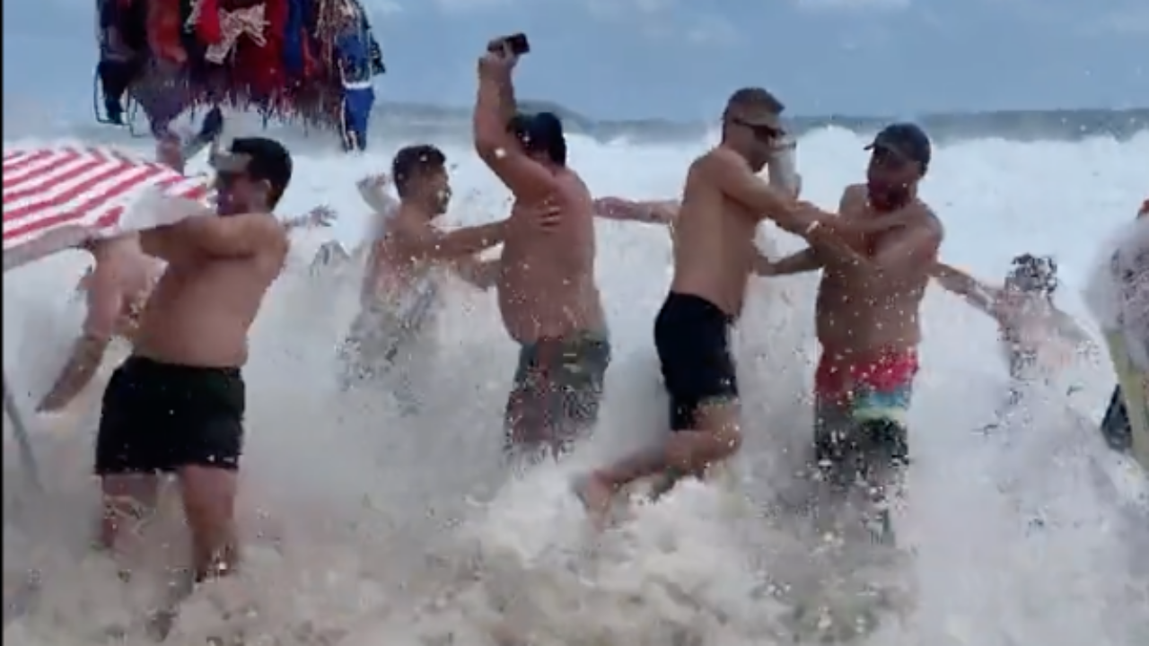 คลื่นยักษ์ซัดขึ้นชายหาดบราซิล นทท.ไม่ทันตั้งตัวล้มระเนระนาด (คลิป)