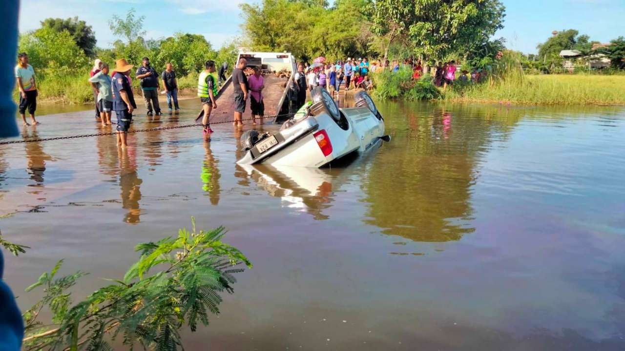 2 ปลัดอำเภอ ขับรถตกฝายน้ำ ดับ 1 รอด 1 ตร.ยังไม่เชื่อเป็นอุบัติเหตุ