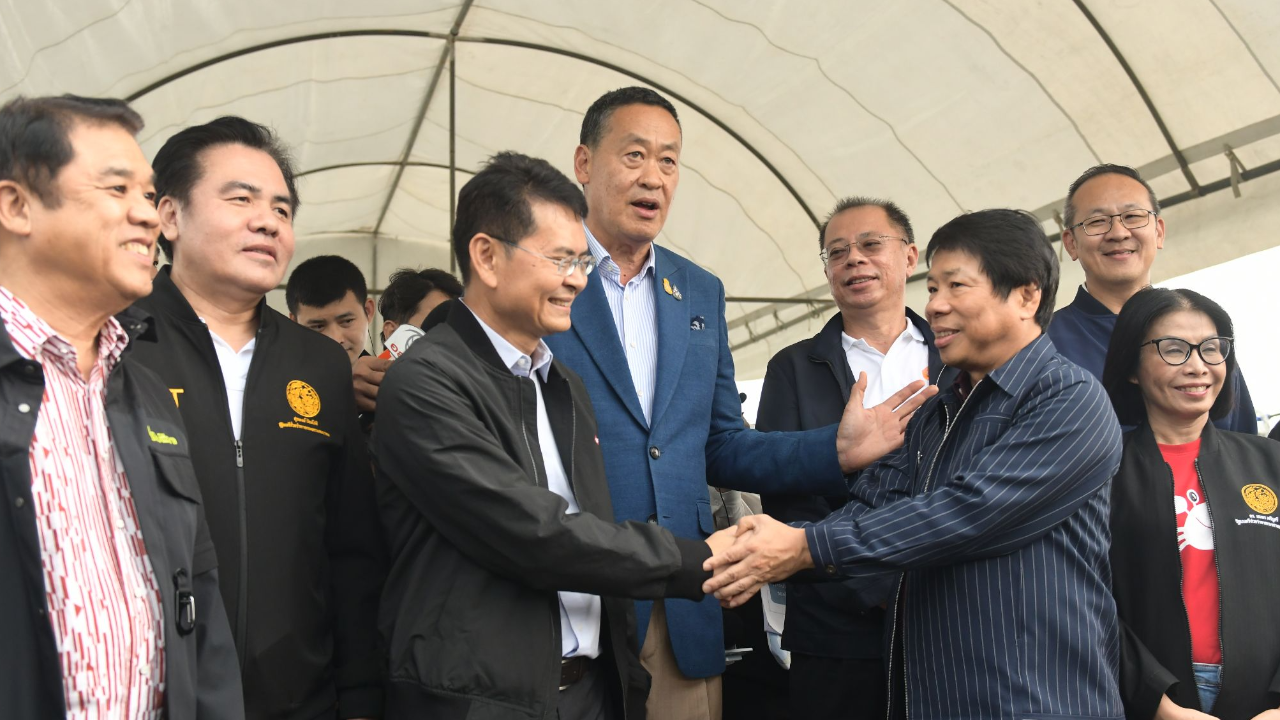 “เศรษฐา” ให้ผู้บริหาร อีสท์วอเตอร์-วงษ์สยาม จับมือโชว์สื่อ-เสียใจเหตุแผ่นดินไหวเนปาล