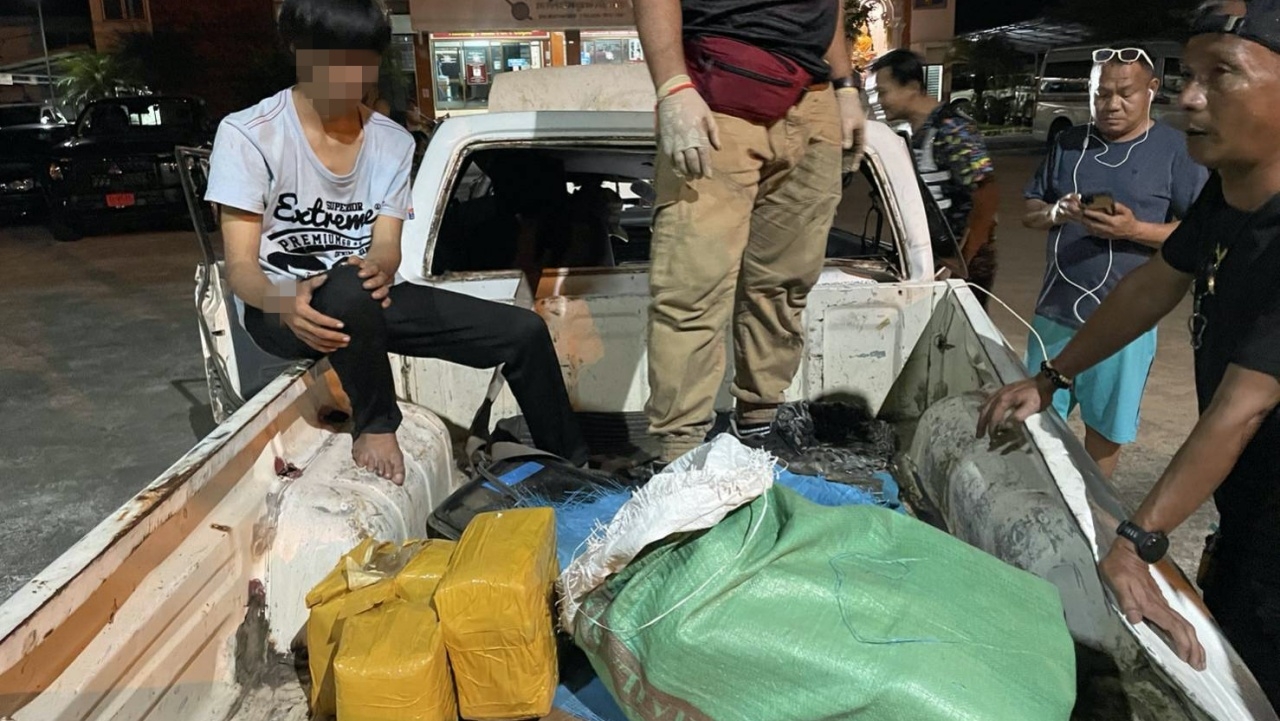 หนุ่ม ปวช.ริค้ายา ขนจากลาว 2 แสนเม็ดเข้าอีสานใต้ รถคว่ำบาดเจ็บ 