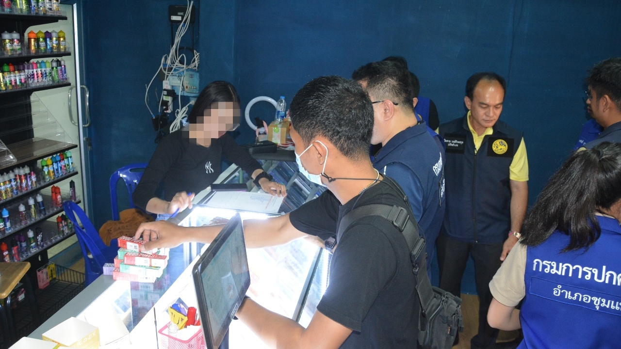 ปกครองขึงขัง สนธิกำลังจับร้าน “บุหรี่ไฟฟ้า” สุดจัดปลัดบอก 