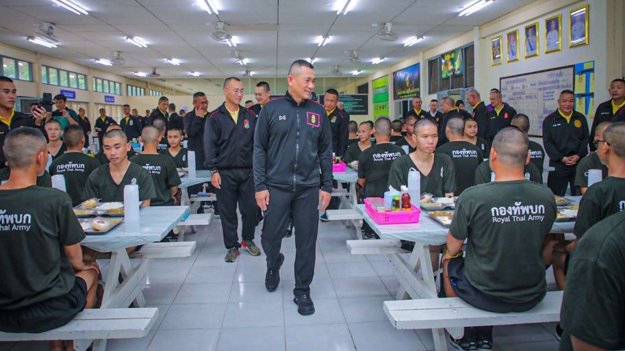 ผบ.ทบ. บุกโรงเลี้ยง โรงนอน ดูความเป็นอยู่ทหารใหม่ พร้อมหม่ำข้าวร่วมกัน