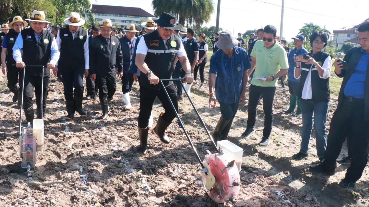ธรรมนัส มา ม.แม่โจ้ ดูสาธิตเพาะถั่วเหลือง หนุนเกษตรกรใช้นวัตกรรมลดต้นทุนการผลิต