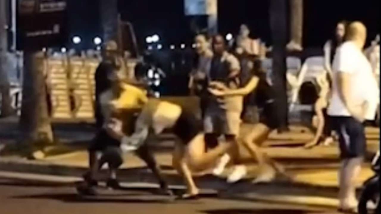 สาวประเภท 2 ถูกสาวสองที่ไม่รู้จักรุมทำร้าย ฝรั่งเข้าช่วยถูกเตะต่อยแทน