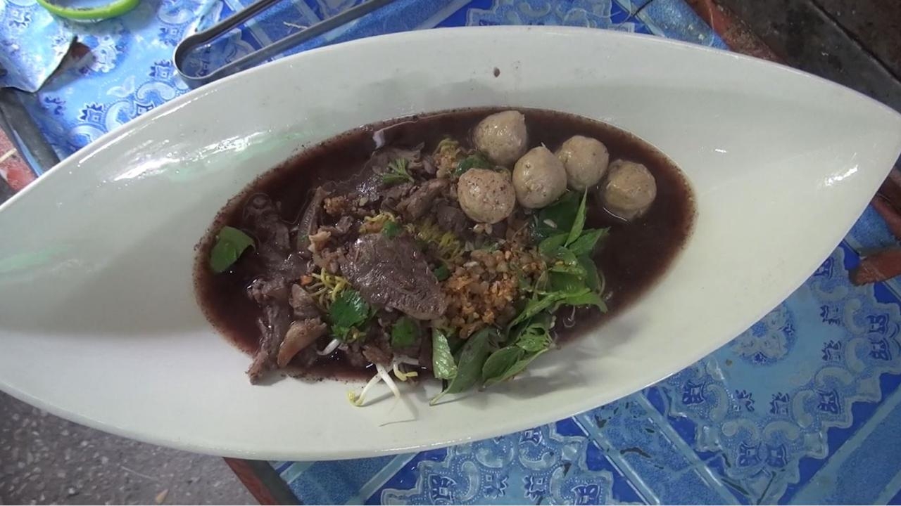 ก๋วยเตี๋ยวถ้วยเรือป้าปุ๊ อ.สารภี ชามเดียวอิ่ม คนต่อคิวเพียบ ขายแป๊บเดียวหมด 