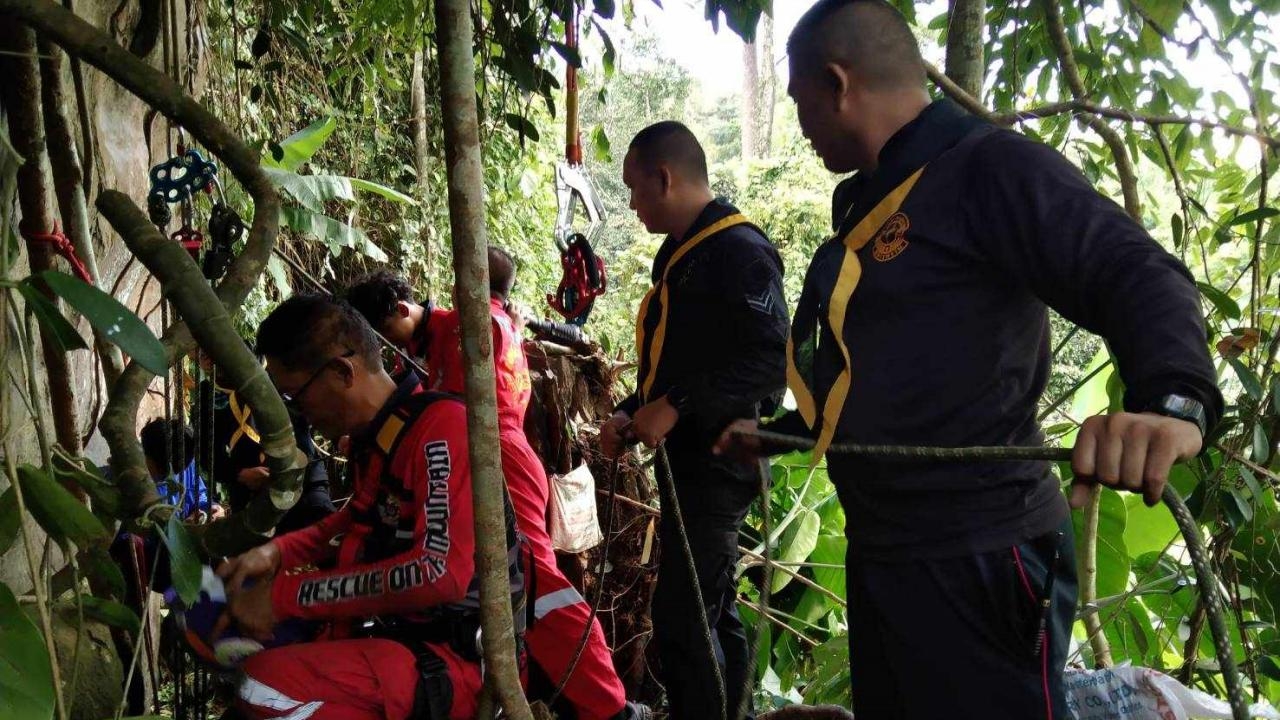 จนท.ทหารและกู้ภัยท่าสองยาง วางแผนช่วยหนุ่มดอย ติดถ้ำภูเขาสูงชันยังออกไม่ได้