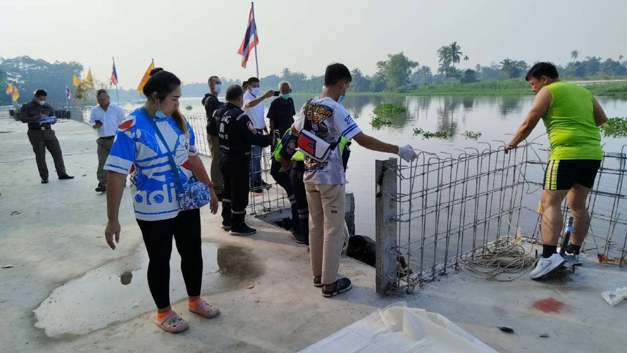พบศพลอยอืดกลางแม่น้ำท่าจีน มีบาดแผลเหวอะที่คอ ตร.เร่งสอบหาสาเหตุการตาย