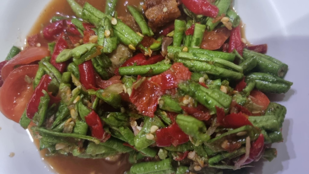 หนุ่มสั่งส้มตำพริก 3 เม็ด แม่ค้าทำให้สีแดงโร่ แถมด่า "กินเผ็ดไม่ได้อย่าสั่ง"