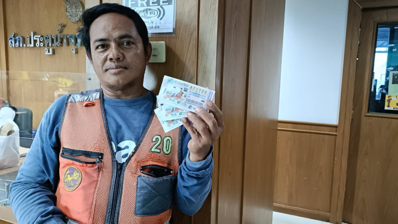 ชื่นชมหนุ่มวิน จยย. เก็บลอตเตอรี่ได้ 300 ใบ แจ้ง ตร. ตามหาเจ้าของ 
