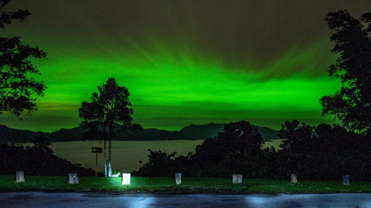 นักท่องเที่ยวมุ่งพิสูจน์ "แสงเขียว" เหนือเขาพะเนินทุ่ง คาดเป็นการหักเหของแสง