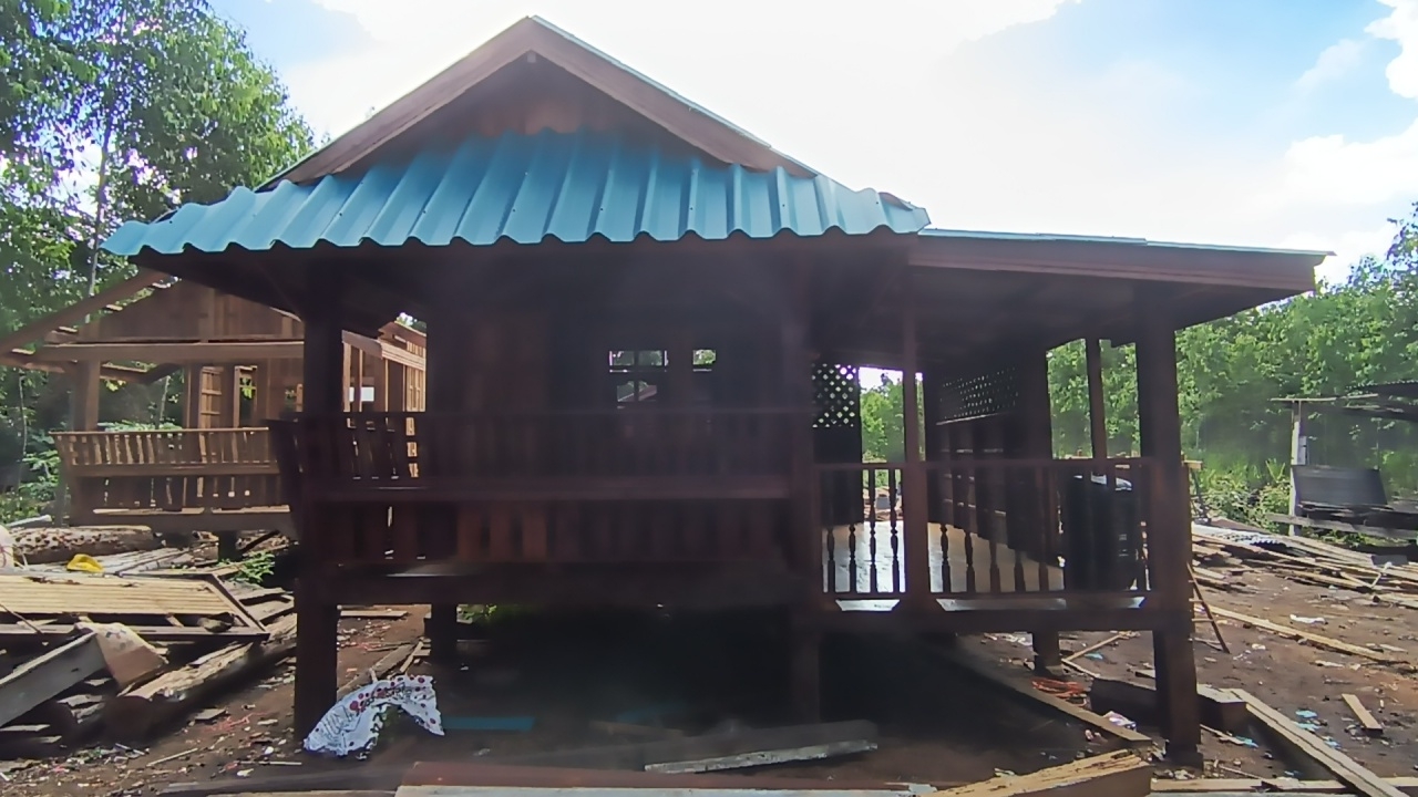 ลุงช่างไม้โคราช ทำบ้านน็อกดาวน์หลังน้อยขายอยู่ริมถนน ทำเงินเป็นล้านต่อปี