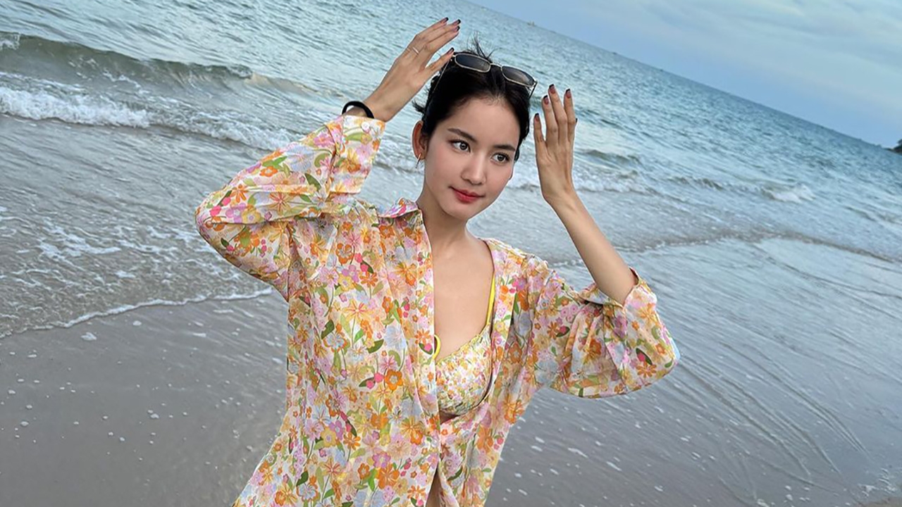 ภาพคู่ไม่ฮอตเท่า ภาพ "โบว์-เมลดา" ในชุดว่ายน้ำใส่เสื้อคลุมทับ แบบเซ็กซี่เบาๆ