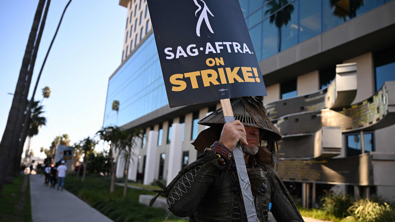 สมาคมนักแสดงฮอลลีวูดบรรลุข้อตกลงเบื้องต้น ยุติหยุดงานประท้วงร่วม 4 เดือน