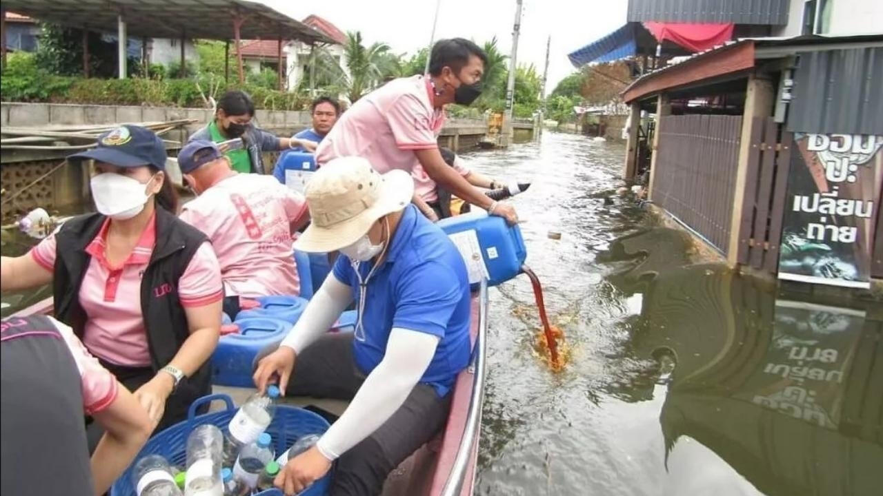 พด.เร่งปั๊ม "พด.6" สารชีวภาพบำบัดน้ำเสีย แจกชาวบ้าน แนะหลังน้ำลดบำรุงดินด้วย 