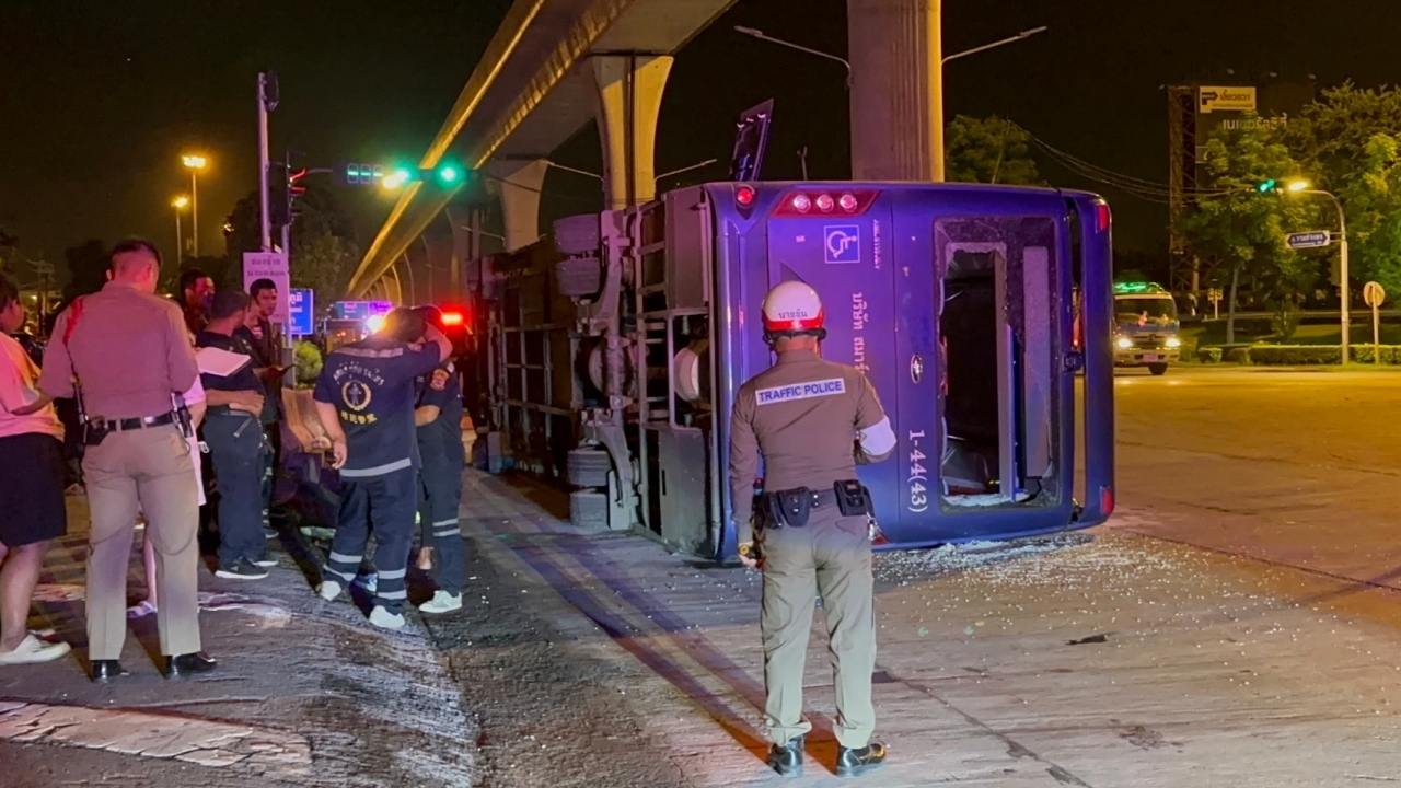 รถเมล์สาย 113 มีนบุรี-หัวลำโพง พลิกคว่ำระทึก ผู้โดยสารบาดเจ็บนับ 10 ราย