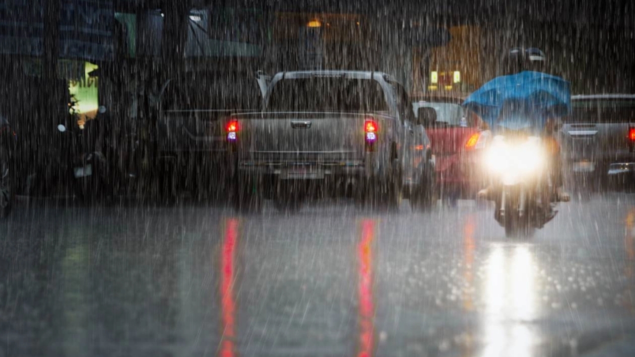 สภาพอากาศวันนี้ กรมอุตุฯ เตือนรับมือฝนตกหนัก กทม.-ปริมณฑล ชุ่มฉ่ำ 60%