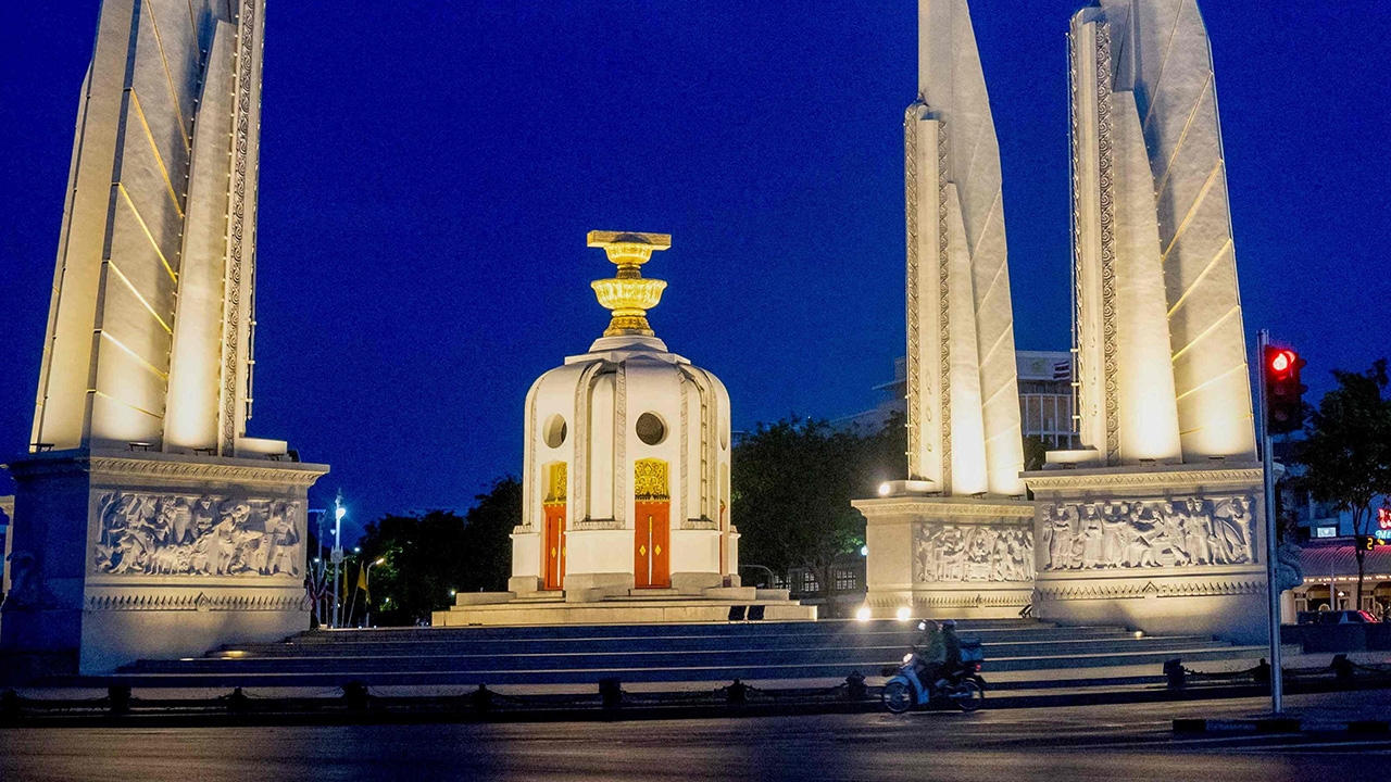 ใครล้มประชาธิปไตยกันแน่