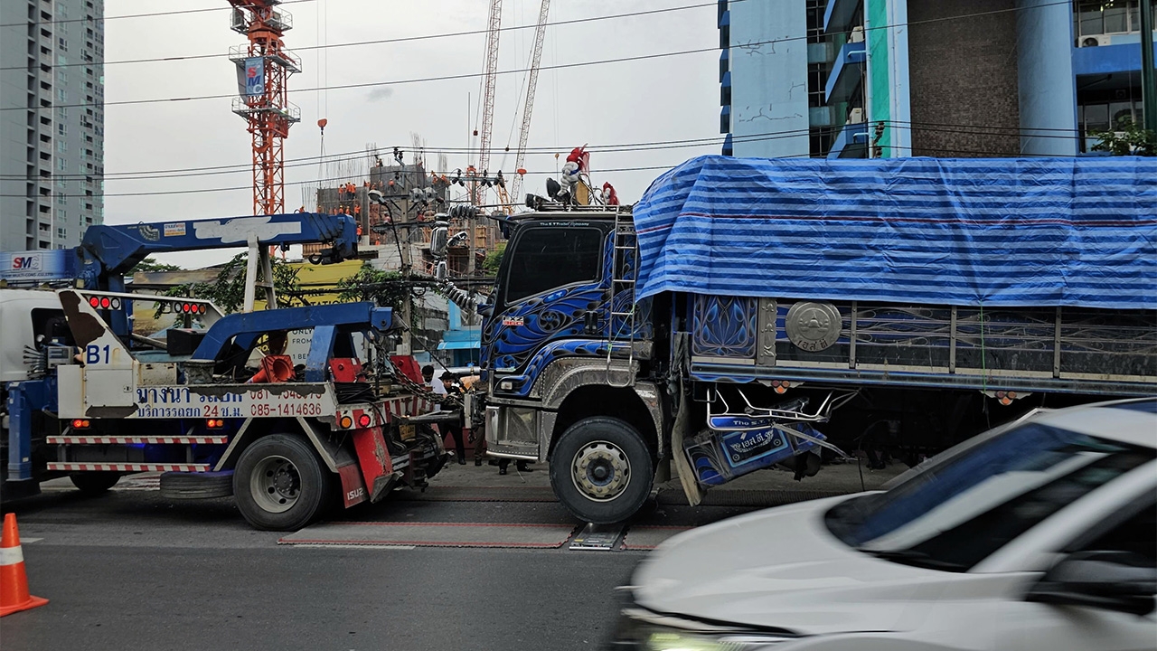 รถดินหนัก 37.45 ตัน ติดป้าย “ส่วย” ขย่มถนนกรุง ก้าวไกลขยี้ไม่ปล่อย-เหตุตกบ่อ