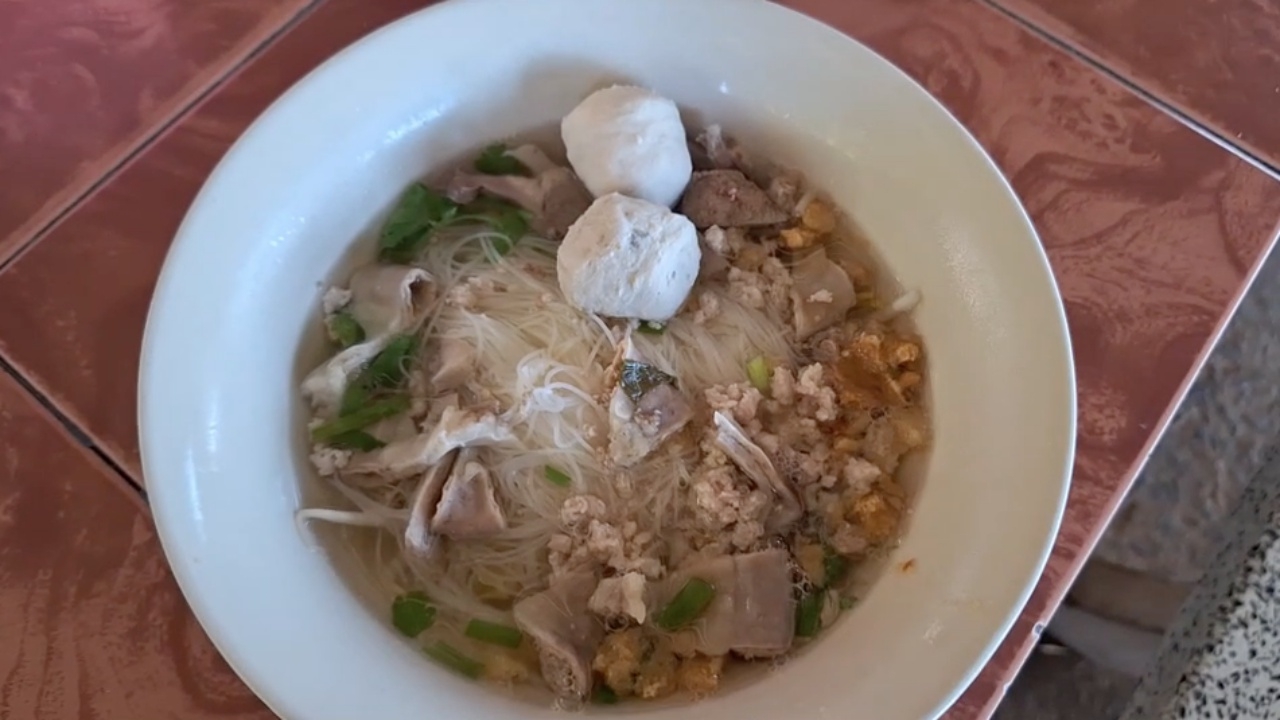 ป้าน้อยก๋วยเตี๋ยวโบราณสูตร 100 ปี สำพันตา อร่อยคงเส้นคงวา หมี่เหลืองยำเด็ดสุดๆ