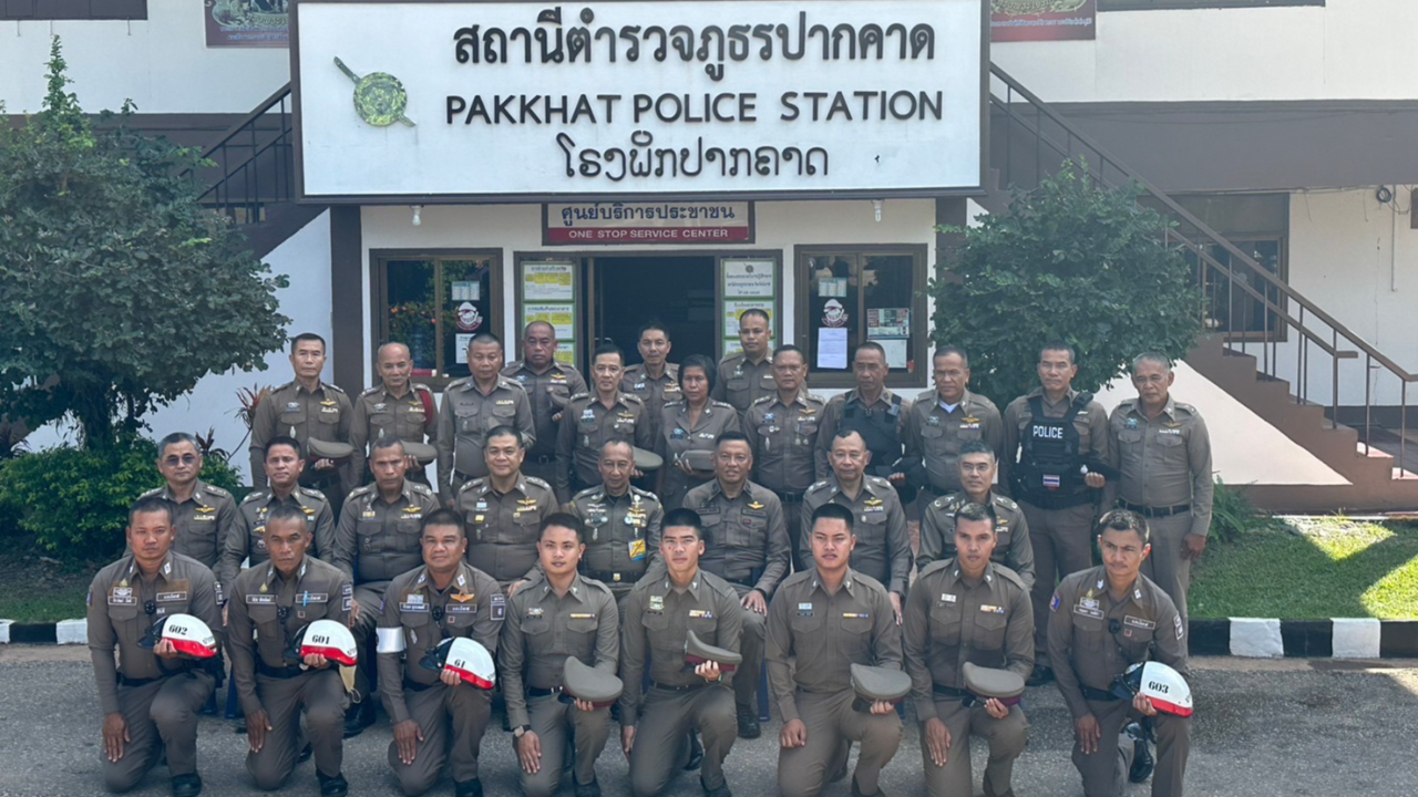 บิ๊กต่อ ดอดเยี่ยม สภ.ปากคาด ชายแดนลาว เหมาก๋วยเตี๋ยวเลี้ยงตำรวจ