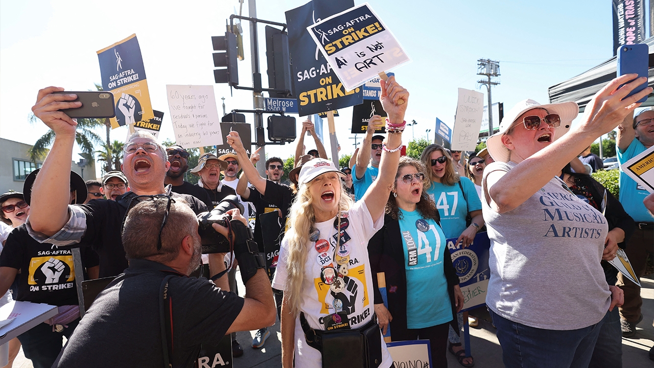 ส่องข้อตกลง SAG-AFTRA ยุติประท้วงชัตดาวน์ฮอลลีวูด 118 วัน