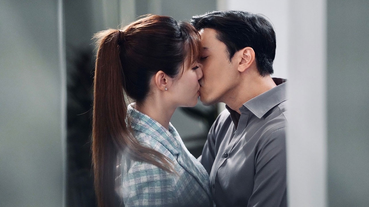 เกรซ สวยเลือกได้ ไม้ เร่งเปิดเกมรัก เลิฟซีนฉ่ำ ทั้งตบทั้งจูบ ใน "หลังคาใบบัว"