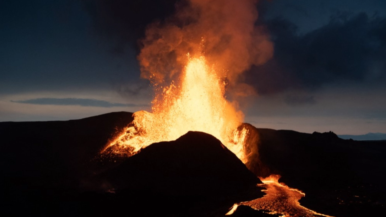 ไอซ์แลนด์ประกาศภาวะฉุกเฉิน เกิดแผ่นดินไหวต่อเนื่อง หวั่นภูเขาไฟปะทุ