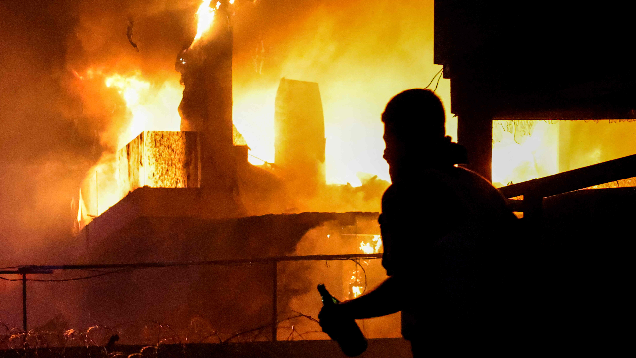 ชาวเลบานอนลุกฮือ บุกล้อมสถานทูตสหรัฐฯ หลังรพ.ในกาซาโดนจรวดถล่ม