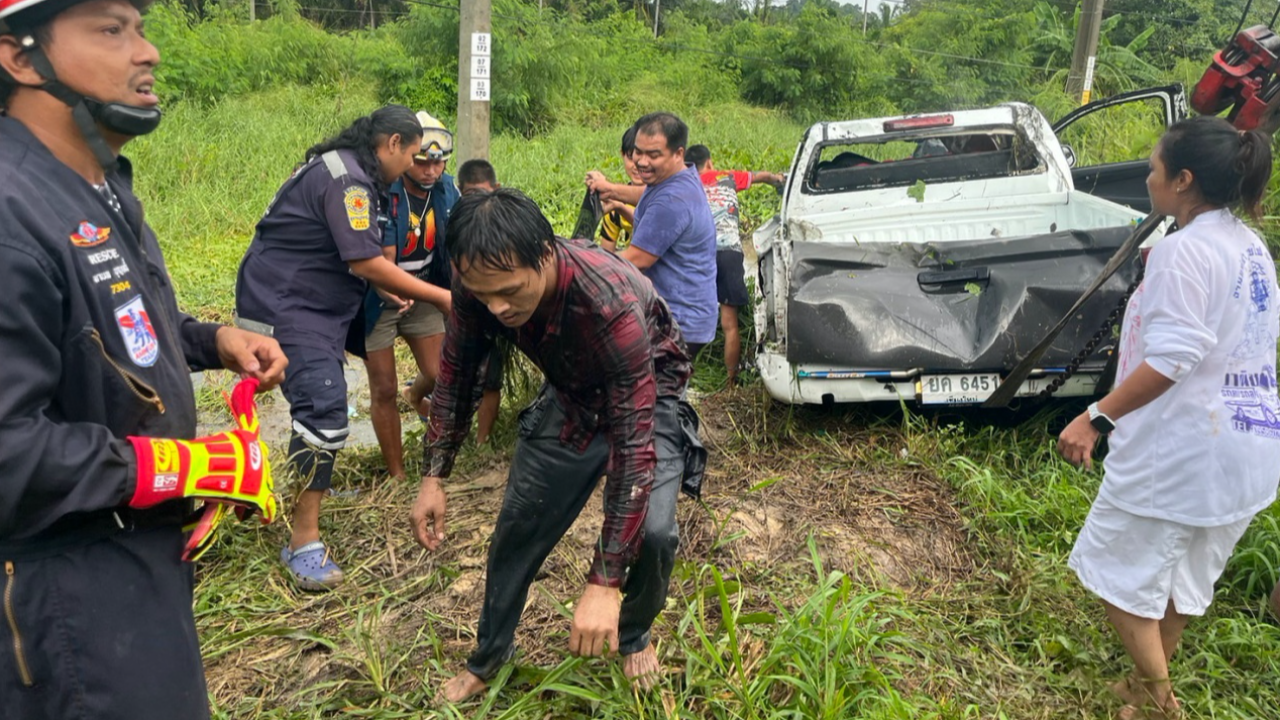 ฝนตกถนนลื่น ปิพอัพไถลตกคู ดับ 4 ศพที่สุราษฎร์ฯ  