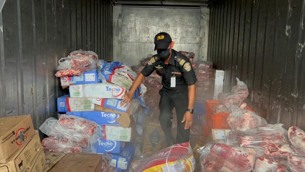 ปศุสัตว์ปทุมฯ สนธิกำลังบุกค้นห้องเย็นย่านคลองหลวงพบเนื้อสัตว์เถื่อนกว่า 3.4 ตัน