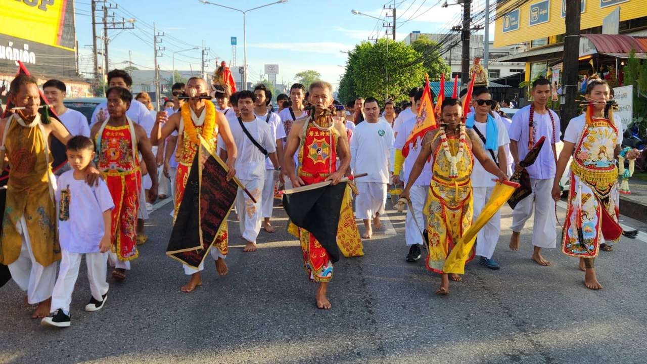 กินเจภูเก็ต วันที่ 4 ม้าทรงแสดงอิทธิฤทธิ์ทิ่มแทง รับเคราะห์แทน ปชช. 