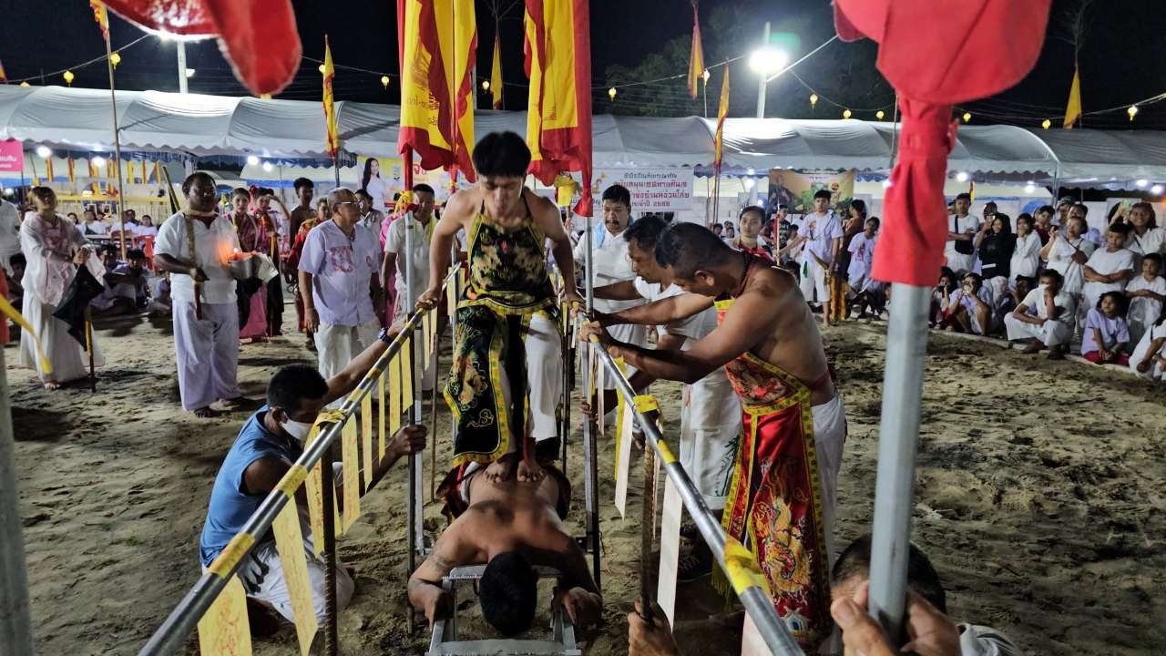 กินเจพังงา ม้าทรงแสดงอิทธิฤทธิ์ ทำพิธีปัดเป่าสิ่งชั่วร้ายให้ผู้ร่วมงาน