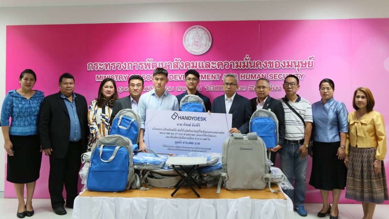 ปลัดฯพม.ร่วมภาคีเครือข่ายภาค ปชช. นำกระเป๋า Handydesk ช่วยเด็กด้อยโอกาส