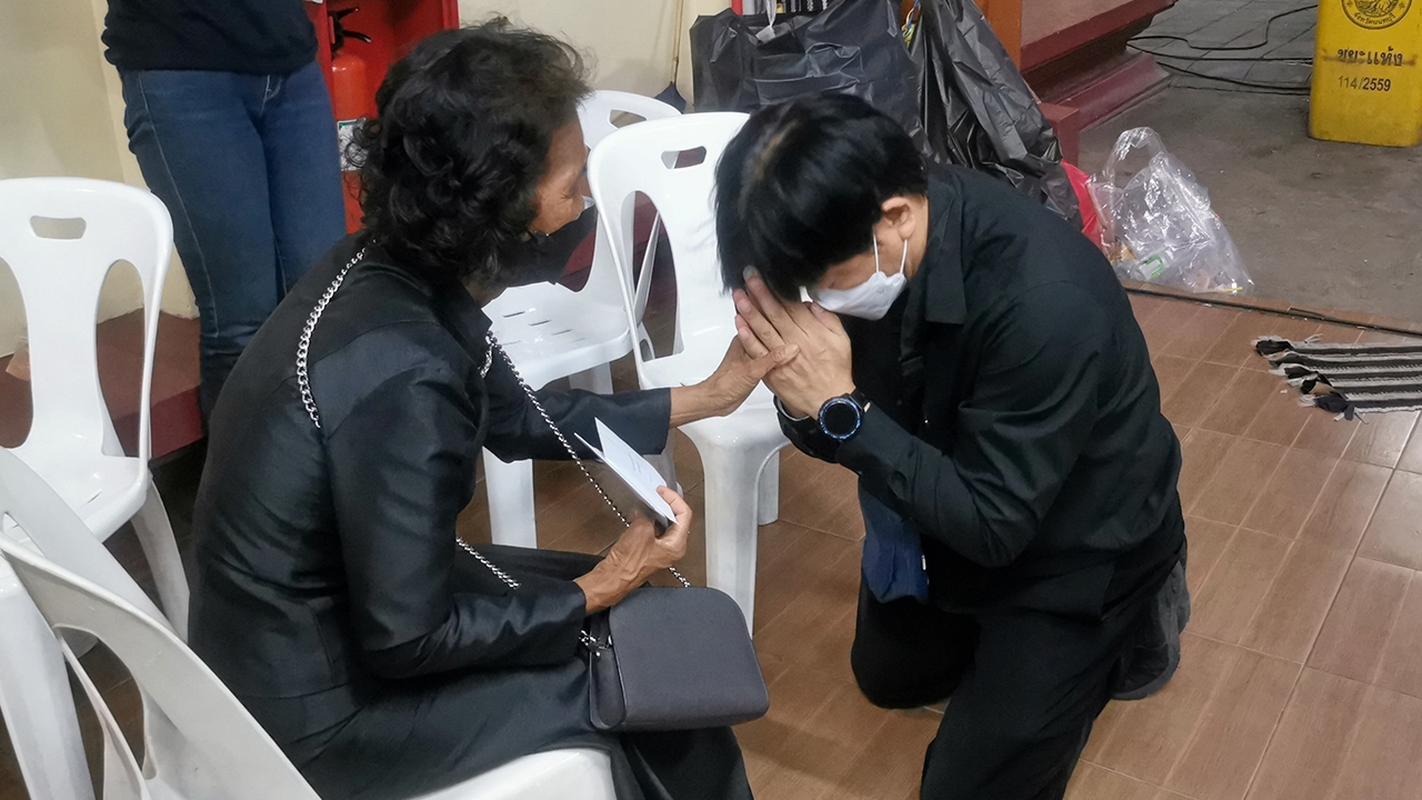 แม่หนุงหนิงอโหสิ พ่อเด็กชาย 14 กราดยิง รุดไปงานศพ กราบขอโทษ