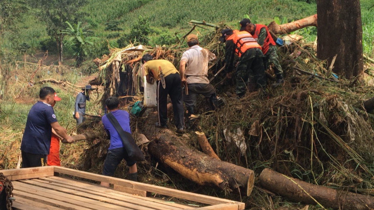 เร่งช่วยชาวบ้านห้วยกั้งปลา น้ำป่าถล่มดับ 5 ยังไม่เจอร่าง ด.ญ.10 ขวบ 