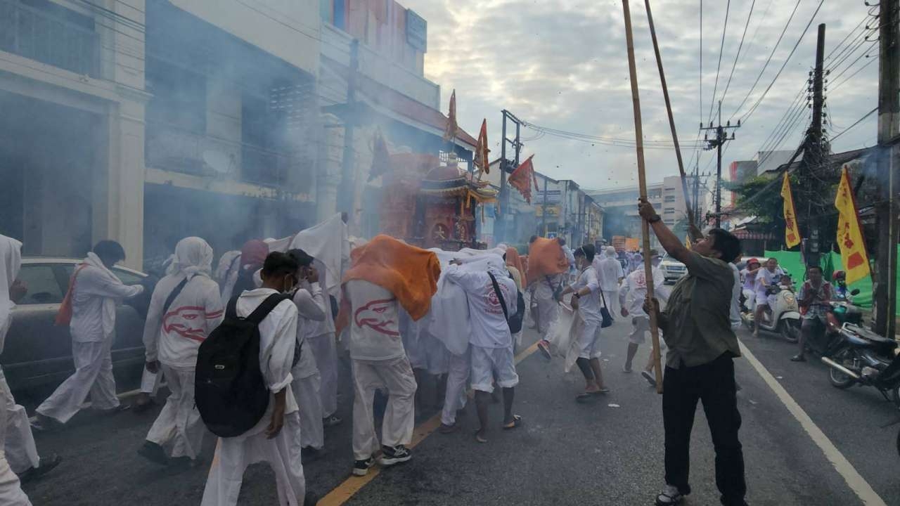 กินเจภูเก็ต วันที่ 3 สุดคึก แห่พระรอบเมือง ม้าทรงเริ่มแสดงอิทธิฤทธิ์