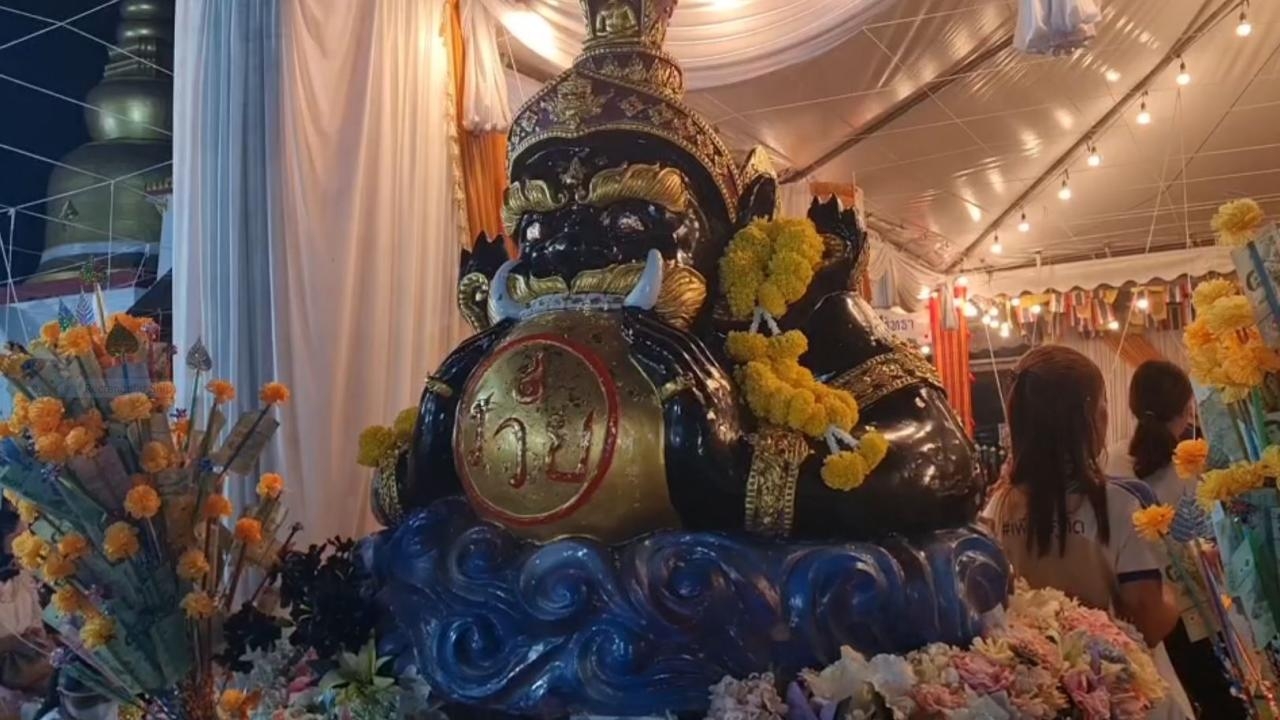 โคราชวัดดังคนเนืองแน่น นำของดำ 8 อย่าง ไหว้พระราหู สวดสะเดาะเคราะห์ เสริมชะตา