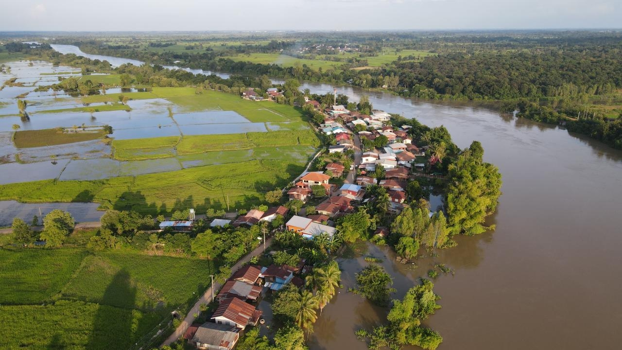 บ้านแจ้งน้อย ยโสธรเจอน้ำชีล้นตลิ่งท่วมเป็นรอบที่ 3 หลัง 2 เขื่อนใหญ่ปล่อยน้ำ