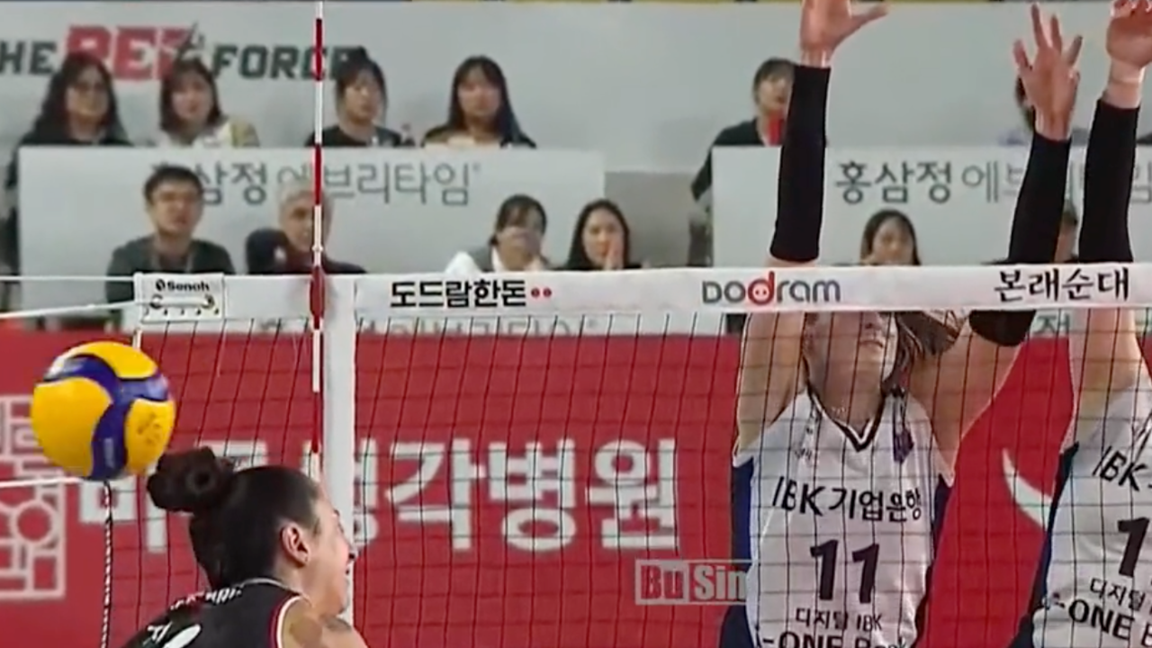 韩国女排赛，红色火花队因球触及头发而失分